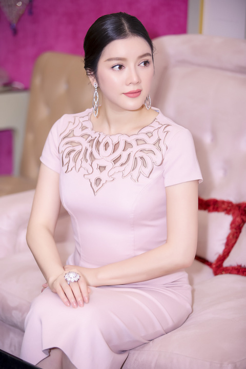 Lý Nhã Kỳ n&ocirc;̉i ti&ecirc;́ng là ng&ocirc;i sao chịu khó đ&acirc;̀u tư hình ảnh khi lu&ocirc;n xu&acirc;́t hi&ecirc;̣n tại các sự ki&ecirc;̣n với những trang phục trị giá hàng tỷ đ&ocirc;̀ng 