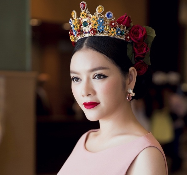 Ngày thứ 7 có mặt tại Cannes, Lý Nhã Kỳ diện thiết kế haute couture của thương hiệu Georges Hobeika, cùng vương miện rực rỡ, hoa hồng đỏ thắm