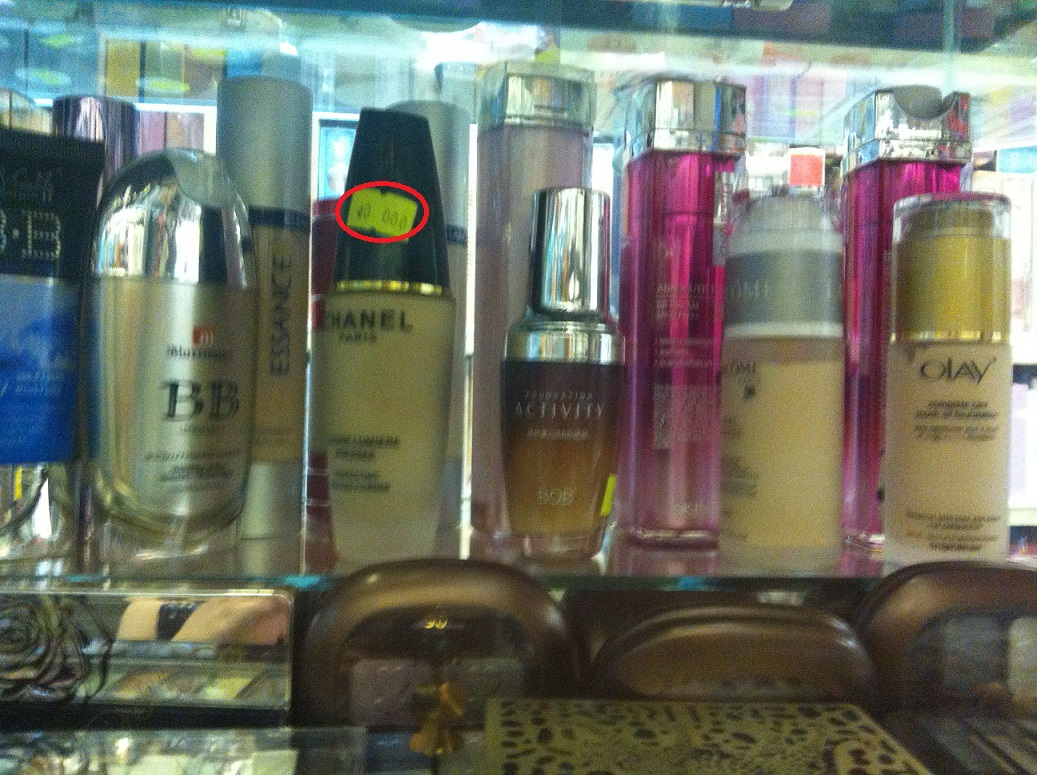 Một loại kem nền của h&atilde;ng Chanel được b&aacute;n với gi&aacute; 40.000 VNĐ trong khi gi&aacute; trị của sản phẩm h&agrave;ng ch&iacute;nh h&atilde;ng l&ecirc;n tới gần 1.000.000 VNĐ