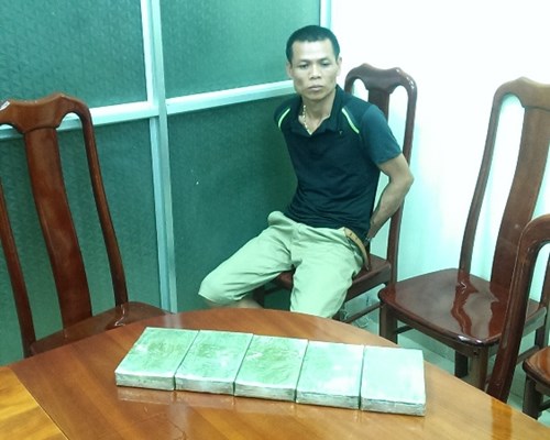 Giấu 5 b&aacute;nh ma t&uacute;y lớn được giấu trong t&uacute;i x&aacute;ch du lịch vẫn kh&ocirc;ng tho&aacute;t
