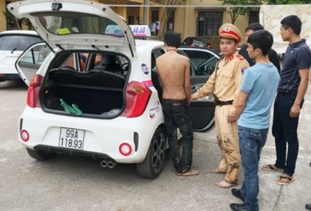 Đối tượng mang ma t&uacute;y tr&ecirc;n taxi bị c&ocirc;ng an bắt giữ