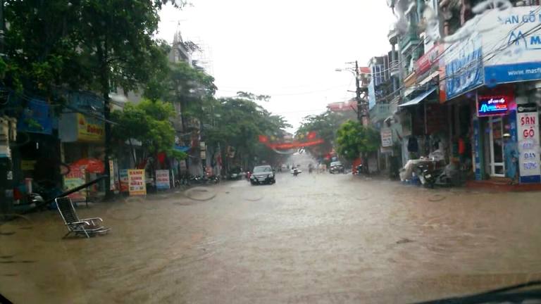 mưa to ở u&ocirc;ng b&iacute; quảng ninh