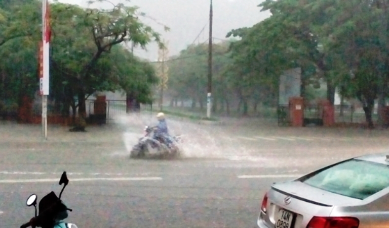 Đoạn qua cổng Cung văn h&oacute;a thiếu nhi Quảng Ninh bị ngập s&acirc;u.