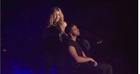 Madonna có màn biểu diễn kết hợp với rapper Drake trên sân khấu lễ hội âm nhạc Madonna có màn biểu diễn kết hợp với rapper Drake trên sân khấu lễ hội âm nhạc