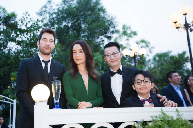 Cha con Ho&agrave;ng B&aacute;ch c&ugrave;ng Maggie Q trong sự kiện 