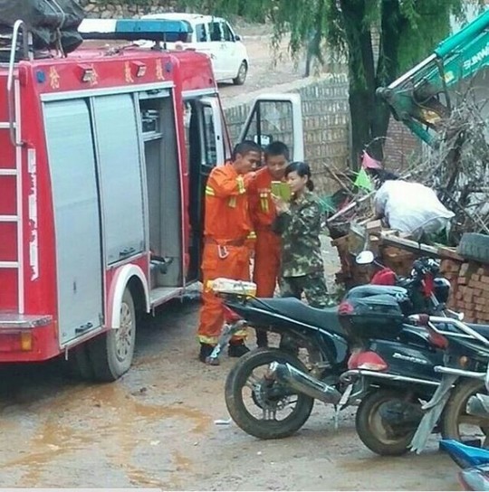 Ba l&iacute;nh cứu hỏa Trung Quốc t&uacute;m tụm đứng chụp ảnh tự sướng m&agrave; kh&ocirc;ng lo t&igrave;m kiếm người gặp nạn