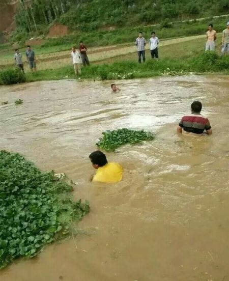 Trong l&uacute;c nh&oacute;m l&iacute;nh cứu hỏa mải m&ecirc;  tạo d&aacute;ng chụp ảnh tự sướng, người d&acirc;n địa phương hối hả m&ograve; t&igrave;m đứa trẻ mất t&iacute;ch