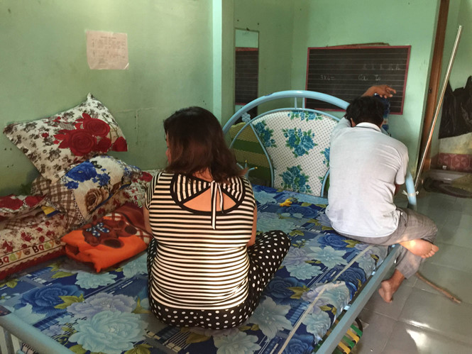 bắt quả tang 2 đ&ocirc;i nam nữ đang thực hiện h&agrave;nh vi mua b&aacute;n d&acirc;m tại qu&aacute;n c&agrave; ph&ecirc; Th&ugrave;y Trang,
