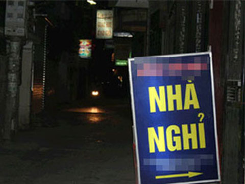 Bất ngờ ập v&agrave;o kiểm tra hai nh&agrave; nghỉ, lực lượng c&ocirc;ng an ph&aacute;t hiện c&oacute; tới ch&iacute;n đ&ocirc;i nam nữ đang mua b&aacute;n d&acirc;m