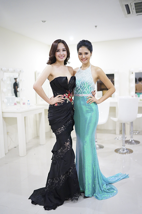 Mai Phương Th&uacute;y gặp gỡ Hoa hậu đẹp nhất ch&acirc;u &Aacute; 2009 - Hương Giang đ&ecirc;m chung kết Hoa hậu Ho&agrave;n vũ
