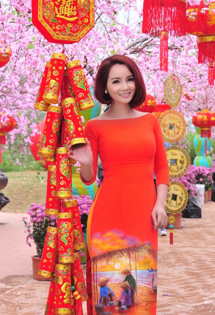 Ở tuổi 37 nhưng Mai Thu Huyền vẫn giữ được d&aacute;ng chuẩn với eo thắt đ&aacute;y lưng ong