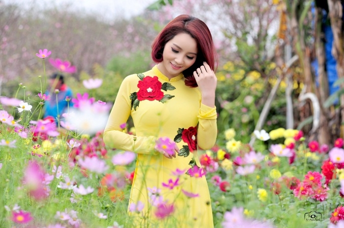 Mai Thu Huyền khoe lưng eo con ong với &aacute;o d&agrave;i ch&agrave;o xu&acirc;n B&iacute;nh Th&acirc;n 2016