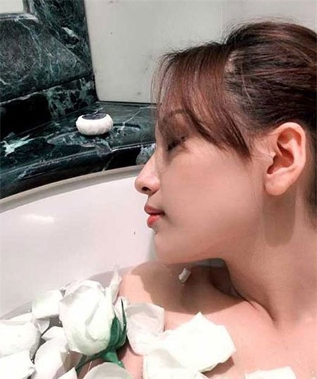 Hoa hậu ngày càng táo bạo khi hết khoe thân hình nóng bỏng bên bãi biển cho đến tận khi vào phòng tắm