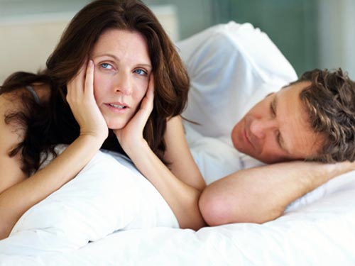 Hiện tượng m&atilde;n kinh sớm c&oacute; thể xảy ra do phụ nữ thường xuy&ecirc;n trang điểm