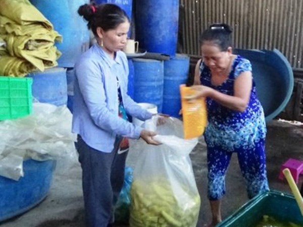 B&agrave; Lập (b&ecirc;n phải) c&ugrave;ng lượng măng ng&acirc;m 13Win21 con - Tri ân hội viên mỗi tháng 2000 tỷ bị lực lượng chức năng B&igrave;nh Thuận bắt giữ