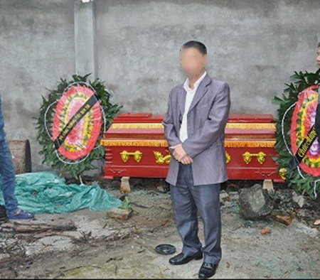 &Ocirc;ng H. mang quan t&agrave;i, v&ograve;ng hoa đặt trước nh&agrave; con nợ để đ&ograve;i tiền
