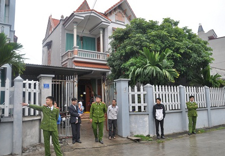 Lực lượng c&ocirc;ng an c&oacute; mặt giải quyết vụ việc chủ nợ mang quan t&agrave;i, v&ograve;ng hoa đi đ&ograve;i tiền