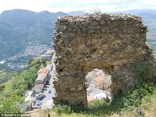 Điều lạ l&ugrave;ng ở thị trấn bị nguyền rủa ở Italia