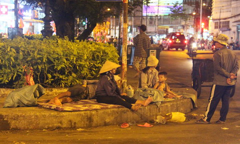 Đã quá khuya những đứa trẻ và người già vẫn còn thao thức. Ảnh: Vietnamnet