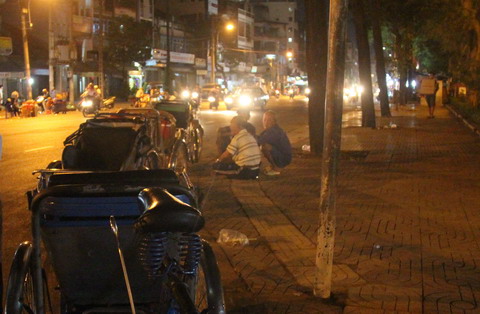 Bên cạnh hàng xích lô, 3 ông già đang ngồi bên nhau. Chậm rãi trao nhau từng câu nói, từng ánh mắt trong khi thời khắc giao thoa giữa năm cũ và mới chỉ còn tính bằng giờ. Ảnh: Vietnamnet