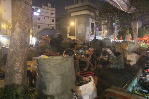 Trên tay mỗi người là tô hủ tíu. Họ ăn rất vội và cố gắng húp đến giọt nước cuối cùng trong tô. Ảnh: Vietnamnet