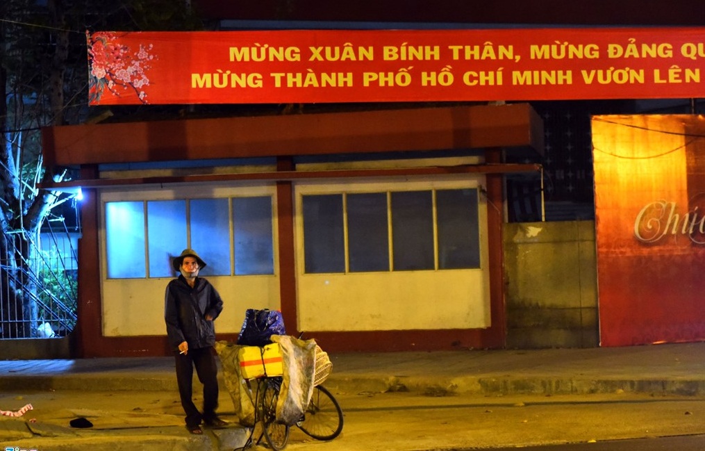 Đêm giao thừa, khi mọi người tất tả quần áo đẹp đi chơi thì người đàn ông này vẫn lầm lũi đi lượm từng chai nhựa để bán kiếm tiền. Ảnh: Zing News