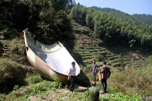 Mảnh vỡ t&ecirc;n lửa rơi xuống khu vực d&acirc;n cư tại ng&ocirc;i l&agrave;ng Yuanxi ở tỉnh Giang T&acirc;y, Trung Quốc