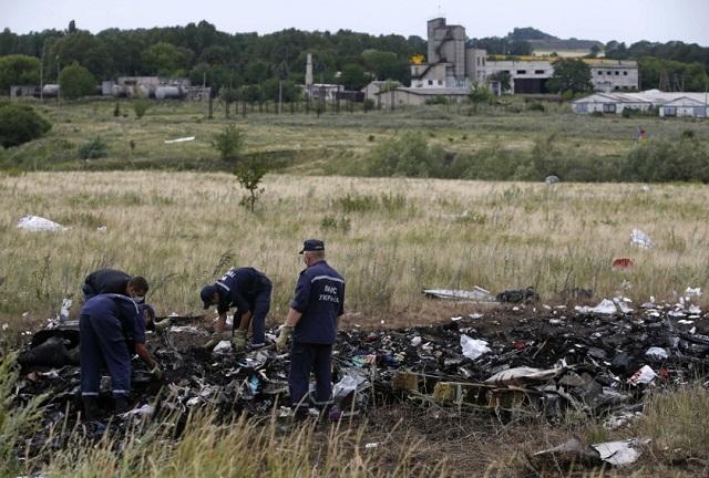 C&aacute;c nh&agrave; điều tra vụ tai nạn MH17 b&ecirc;n đống t&agrave;n t&iacute;ch
