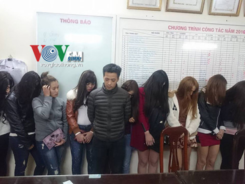Đồng Quang Thắng - &ocirc;ng chủ qu&aacute;n massage tr&aacute; h&igrave;nh v&agrave; c&aacute;c nữ tiếp vi&ecirc;n l&agrave;m c&ocirc;ng việc massage k&iacute;ch dục tại cơ quan c&ocirc;ng an