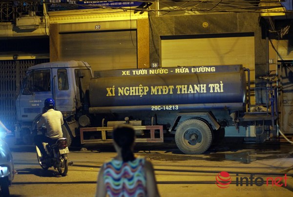 T&igrave;nh trạng mất nước sinh hoạt k&eacute;o d&agrave;i khiến nhiều hộ d&acirc;n H&agrave; Nội phải chấp nhận mua nước từ xe rửa đường với gi&aacute; cao