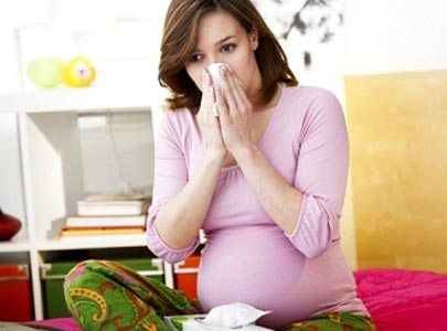 Mật ong gi&uacute;p b&agrave; bầu ph&ograve;ng tr&aacute;nh c&aacute;c bệnh khi chuyển m&ugrave;a
