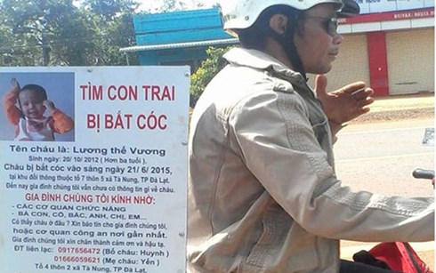 Anh Huynh treo bảng t&igrave;m con b&ecirc;n xe m&aacute;y