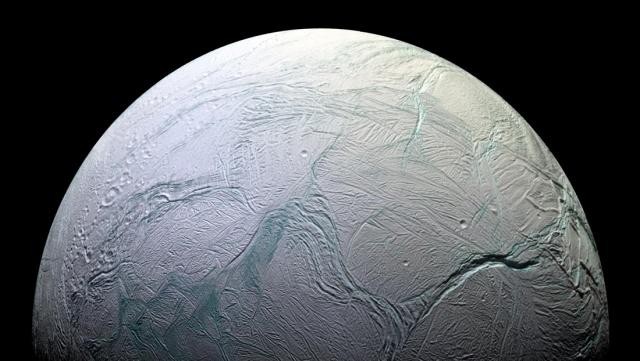 Enceladus l&agrave; một trong những Mặt trăng của sao Thổ
