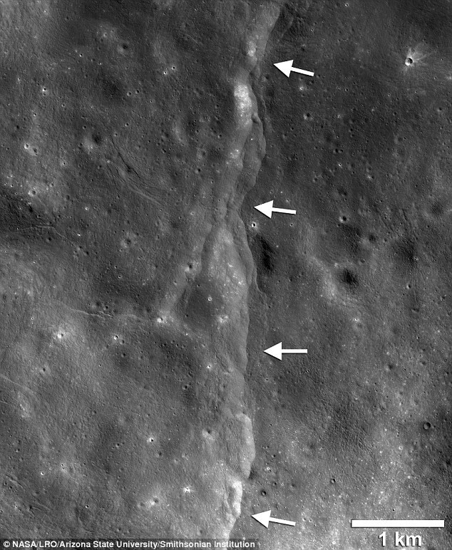 Cận cảnh một vết nứt hay đường dốc ph&acirc;n th&ugrave;y tr&ecirc;n bề mặt Mặt trăng. Ảnh: NASA