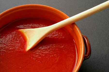C&aacute;ch chữa nhiệt miệng bằng c&agrave; chua &eacute;p kh&ocirc;ng n&ecirc;n được &aacute;p dụng khi b&eacute; đ&oacute;i bụng