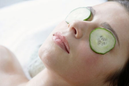 Đắp mặt bằng dưa chuột thường xuy&ecirc;n gi&uacute;p da mặt trắng hồng tự nhi&ecirc;n