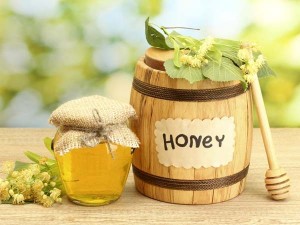 Chăm s&oacute;c t&oacute;c bằng mật ong kết hợp trứng g&agrave;, sữa chua v&agrave; hạnh nh&acirc;n gi&uacute;p t&oacute;c su&ocirc;n mượt chắc khỏe