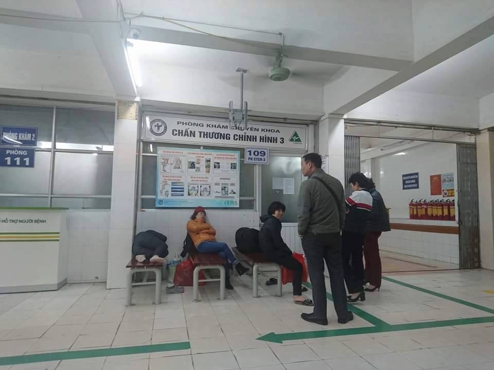 Khu vực b&ecirc;n ngo&agrave;i nơi nạn nh&acirc;n bị đ&acirc;m thấu phổi thực hiện ca phẫu thuật, theo d&otilde;i 13Win19 ưu đãi hấp dẫn
