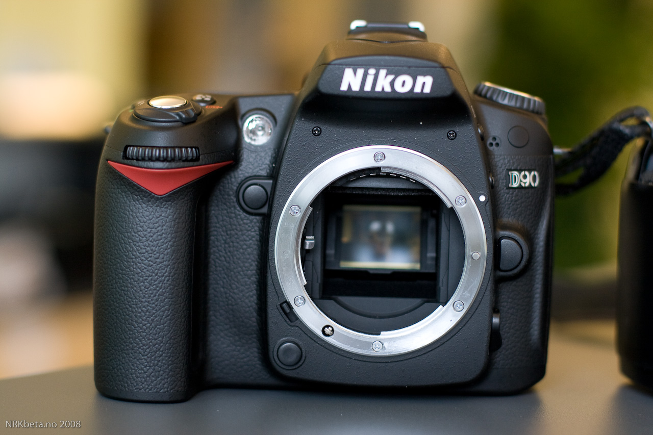 M&aacute;y gi&aacute; rẻ DSLR D90 của Nikon rất được ưa chuộng