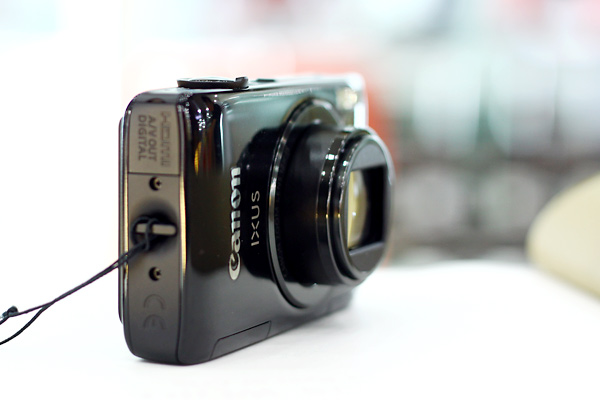 Canon 1100 HS thuộc d&ograve;ng m&aacute;y ảnh gi&aacute; rẻ c&oacute; khả năng quay phim full HD