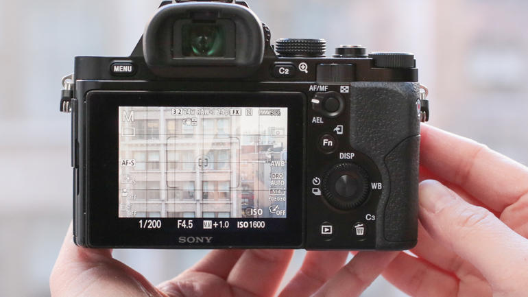 Sony 7R l&agrave; d&ograve;ng m&aacute;y ảnh gi&aacute; rẻ kh&ocirc;ng gương lật được y&ecirc;u chuộng