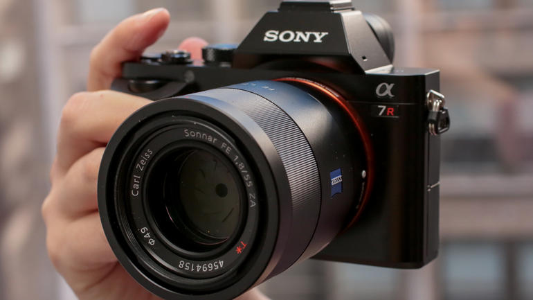 Cảm biến h&igrave;nh ảnh Full Frame Exmor được t&iacute;ch hợp tr&ecirc;n Sony ILCE 7