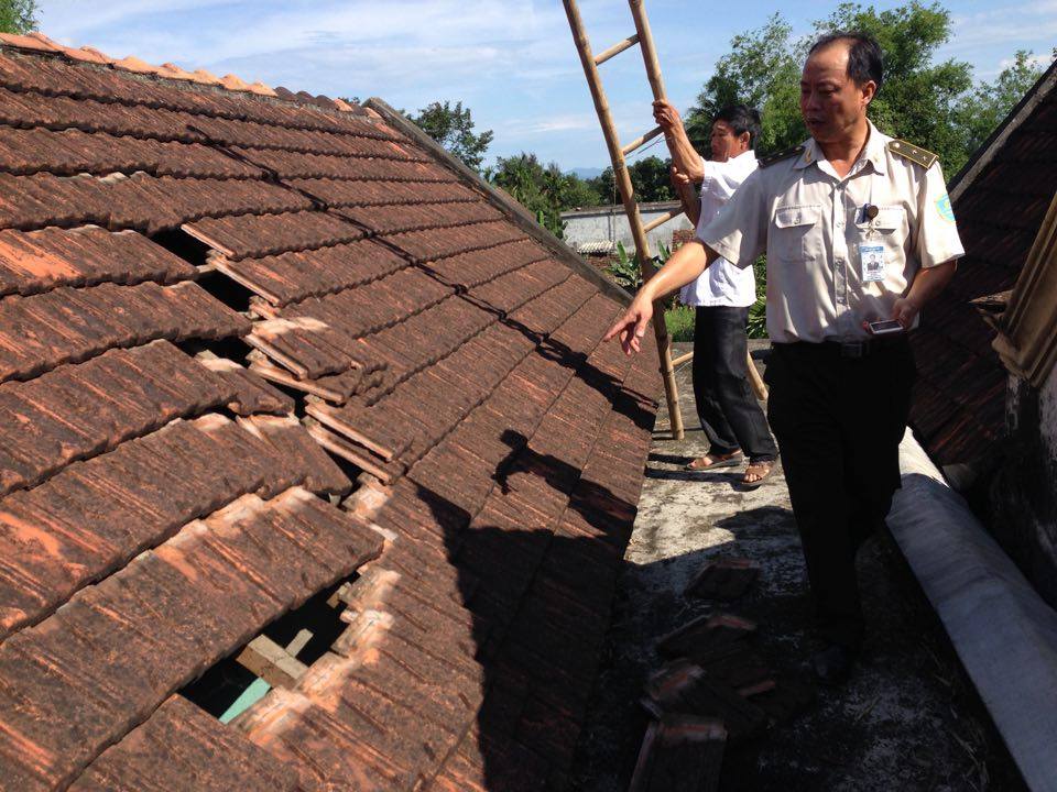 Nghi vấn máy bay hạ cánh làm thủng mái nhà dân