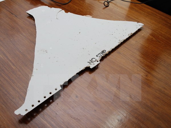 Mảnh vỡ nghi của m&aacute;y bay MH370 t&igrave;m thấy ở bờ biển Mozambique. (Nguồn: THX/TTXVN