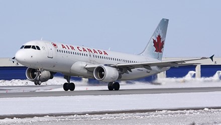 M&aacute;y bay Air Canada bị trượt khỏi đường băng khi hạ c&aacute;nh khiến nhiều người bị thương