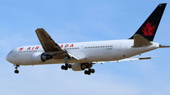 M&aacute;y bay Canada đ&atilde; phải hạ c&aacute;nh khẩn cấp v&igrave; một sự cố hy hữu xảy ra