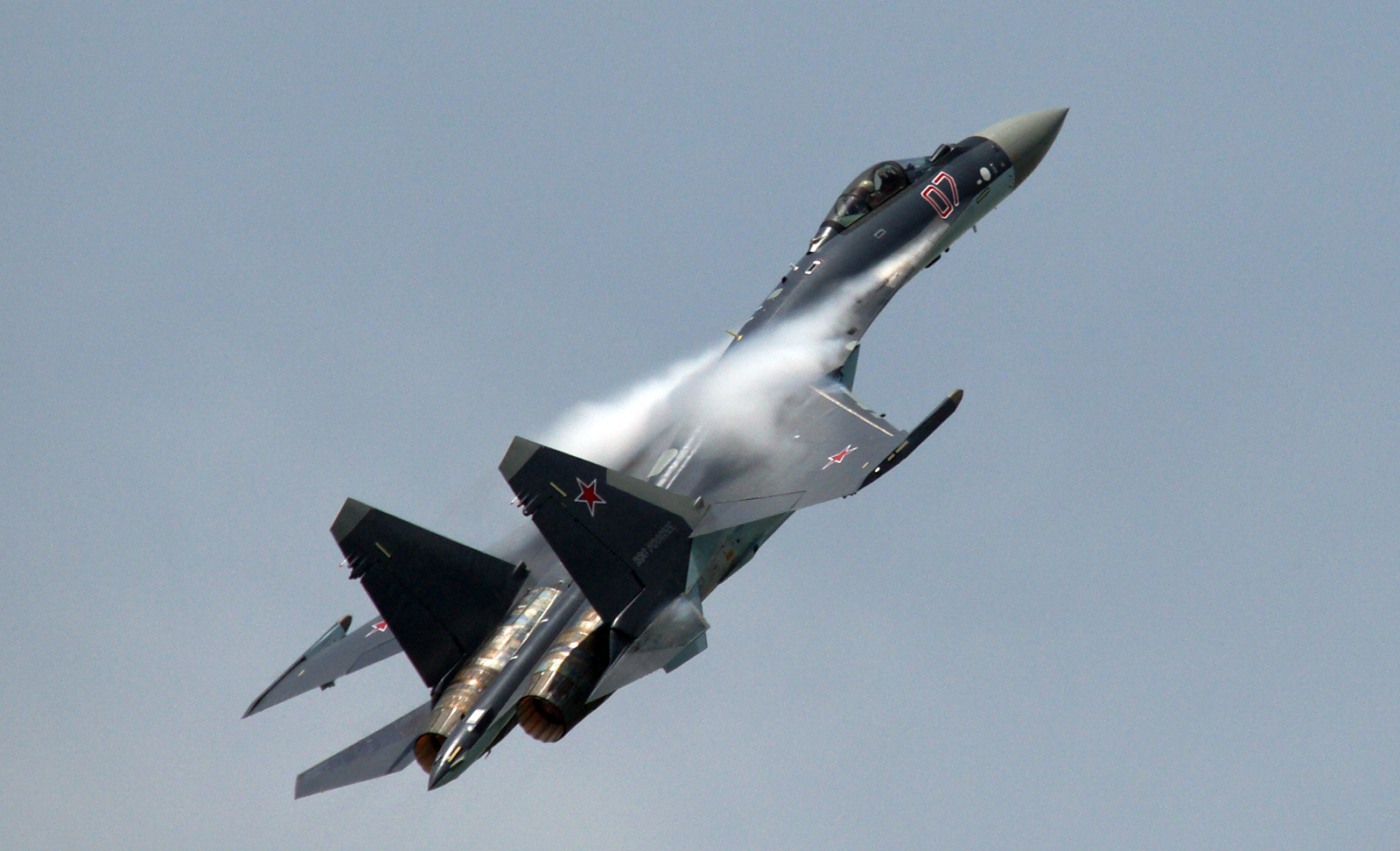 M&aacute;y bay chiến đ&acirc;u Su-35S d&agrave;i 21,9m, cao 5,9m, sải c&aacute;nh d&agrave;i 14,7m