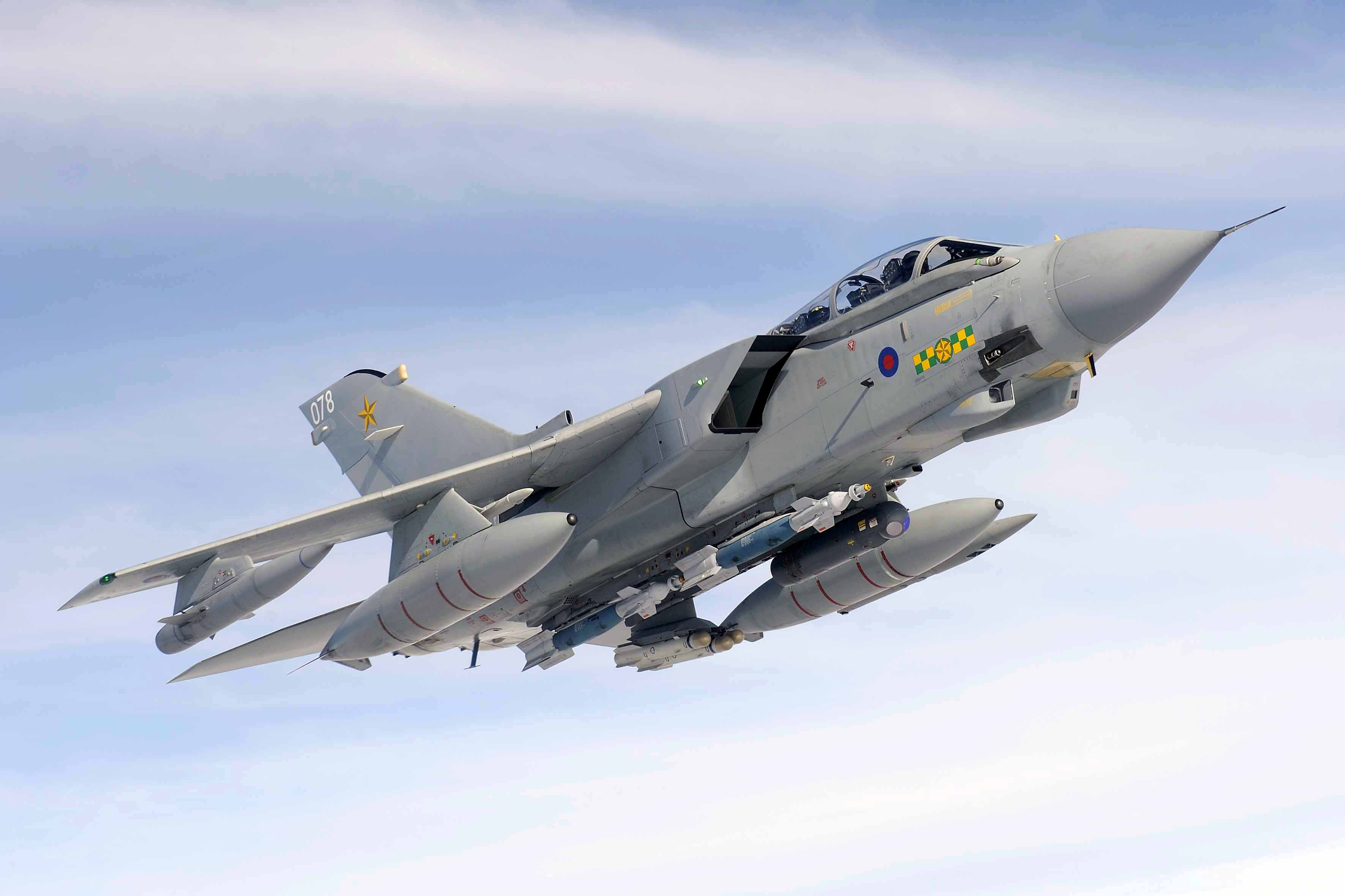 Panavia Tornado GR.4 là biến thể cường kích 2 chỗ ngồi của máy bay Tornado do Liên doanh Panavia GmbH (Anh, Đức, ý) nghiên cứu phát triển từ giữa những năm 1970 cho nhiệm vụ oanh tạc mục tiêu mặt đất.Panavia Tornado GR.4 là biến thể cường kích 2 chỗ ngồi của máy bay Tornado do Liên doanh Panavia GmbH (Anh, Đức, ý) nghiên cứu phát triển từ giữa những năm 1970 cho nhiệm vụ oanh tạc mục tiêu mặt đất.