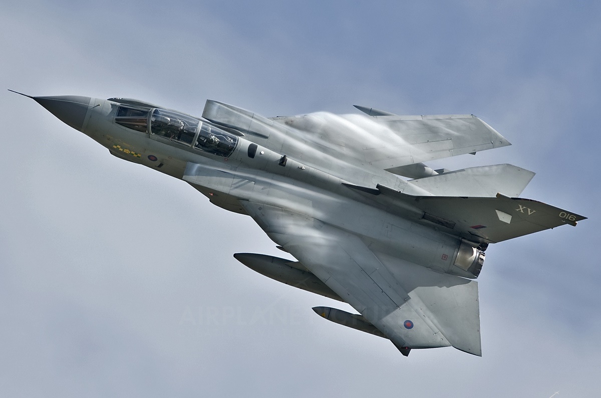 Panavia Tornado GR4 được sử dụng để thực hiện nhiệm vụ chủ yếu như tấn công các mục tiêu mặt đất, trên không và trên biển.