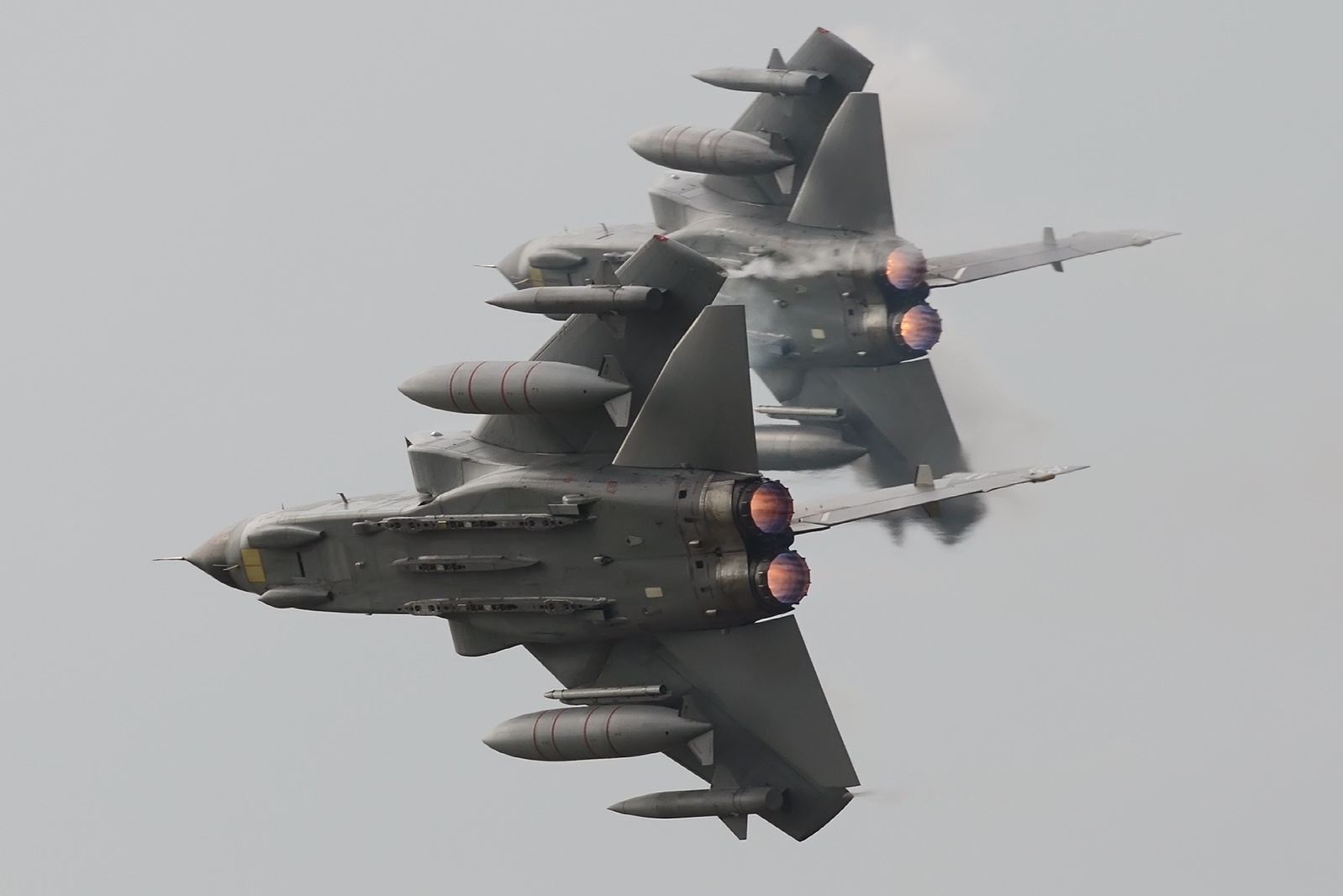 Tornado GR.4 có chiều dài, 13,91m, sải cánh 16,72m, chiều cao 5,95m, trọng lượng cất cánh tối đa khoảng 27,2 tấn. Máy bay trang bị hệ thống điện tử 13Win22 com tỷ lệ cược cao hiện đại hơn so với các biến thể trước đó.